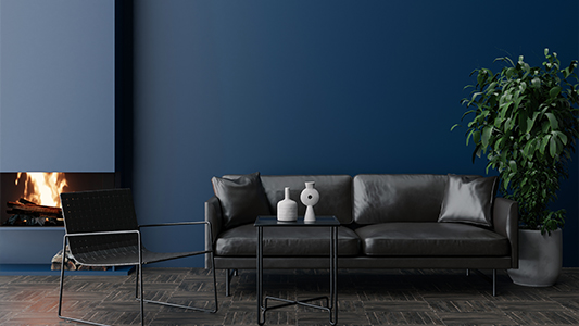 Marineblaue Wand im Wohnzimmer – womit lässt sie sich stilvoll kombinieren?