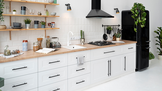Welche Möbel und Lösungen eignen sich am besten für eine einzeilige Küche mit Verbindung zum Wohnzimmer?