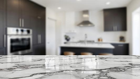 Höhe der Küchenarbeitsplatte – wie wählt man die richtige für die eigene Körpergröße aus?